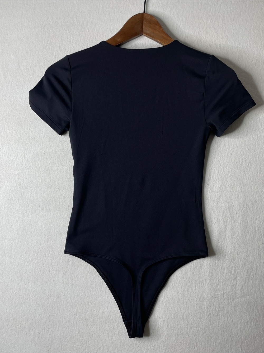 Aritzia Babaton Contour Bodysuit Womens Small Black Crew Short Sleeve Minimalist - Picture 4 of 8